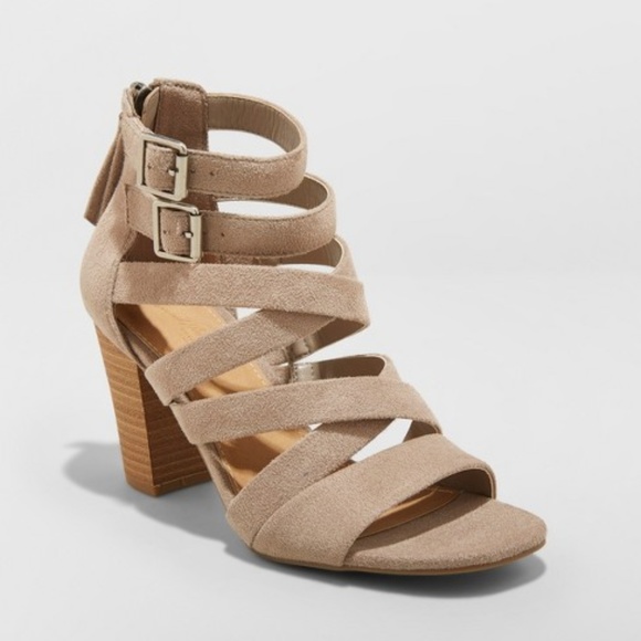 Universal Thread Thick Strap Heeled Pumps - Picture 2 of 4